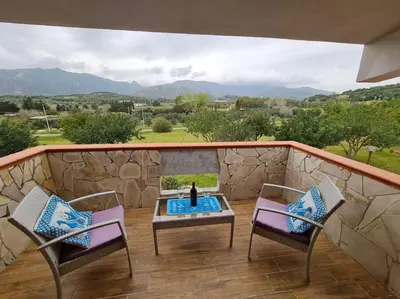 Vista generica sulle montagne o vista sulle montagne dall'interno della casa vacanze