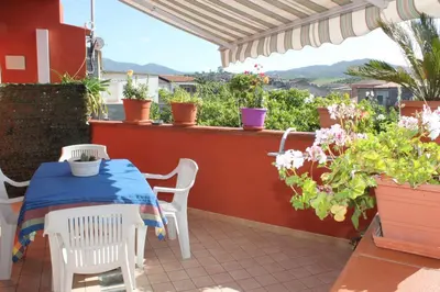 Vista generica sulle montagne o vista sulle montagne dall'interno del bed & breakfast