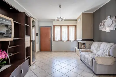 Area soggiorno di GuestHost - Sestu Lovely Apt W Balcony near Spiaggia Poetto!