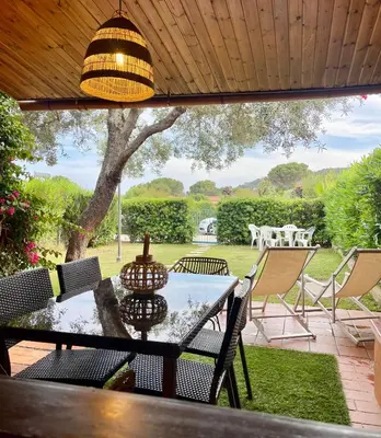 Vista generica sulle montagne o vista sulle montagne dall'interno della casa vacanze