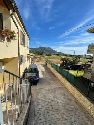 Vista generica sulle montagne o vista sulle montagne dall'interno dell'appartamento