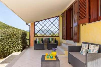Area soggiorno di Villa Regina - Doppia villetta vista mare con giardino e BBQ