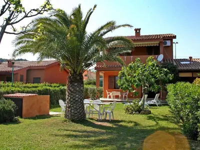 Giardino di Apartment Marrone-1 by Interhome