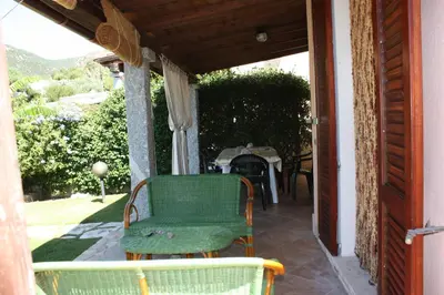 Patio o area all'aperto di Casa Pepe, Confortevole villetta con giardino a 2 min dal mare
