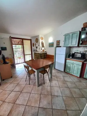 Cucina o angolo cottura di Casa Pepe, Confortevole villetta con giardino a 2 min dal mare