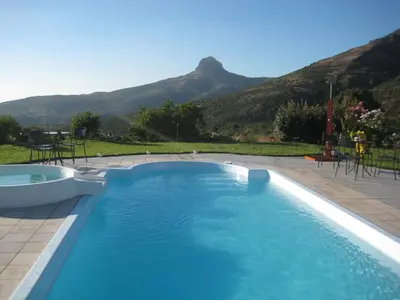 Vista generica sulle montagne o vista sulle montagne dall'interno of country house