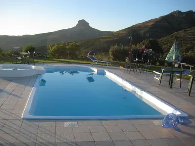 Vista generica sulle montagne o vista sulle montagne dall'interno of country house