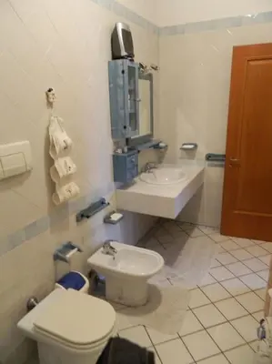 Bagno di Appartamente moderno e accessoriato.
