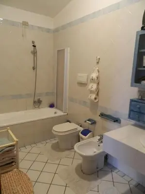Bagno di Appartamente moderno e accessoriato.