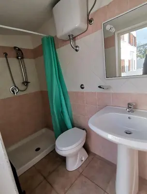 Bagno di Piccolo Residence vicino alla spiaggia con bellissima vista mare