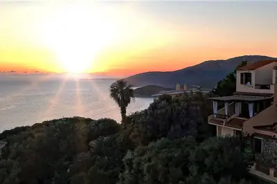 Paesaggio naturale nelle vicinanze della villa