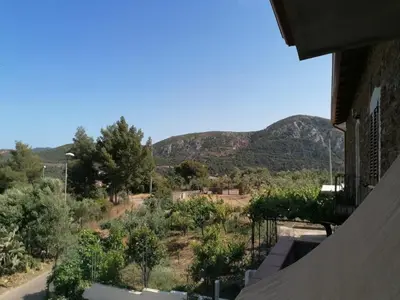 Vista generica sulle montagne o vista sulle montagne dall'interno della casa vacanze