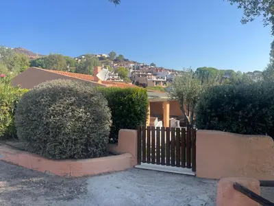 Vista generica sulle montagne o vista sulle montagne dall'interno della casa vacanze