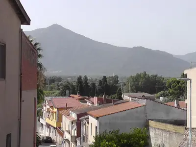 Vista generica sulle montagne o vista sulle montagne dall'interno dell'appartamento