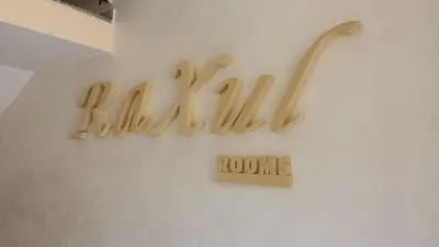 Certificato, attestato, insegna o altro documento esposto da Raxul Room