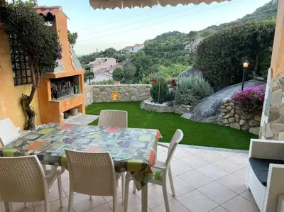 Vista generica sulle montagne o vista sulle montagne dall'interno della casa vacanze
