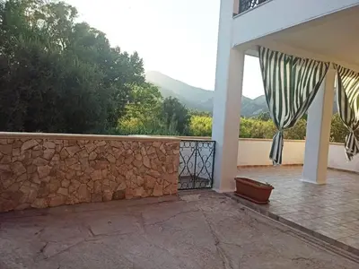 Vista generica sulle montagne o vista sulle montagne dall'interno della casa vacanze