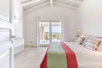 Letto o letti in una camera di Villa Mandorlo a soli 500 mt dal mare con piscina privata e vista mare