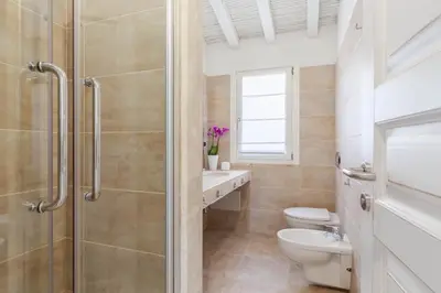 Bagno di Villa Mandorlo a soli 500 mt dal mare con piscina privata e vista mare