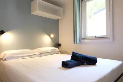 Letto o letti in una camera di Happy Camp Mobile Homes in Camping Iscrixedda