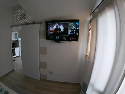 TV o dispositivi per l'intrattenimento presso Oasi del Relax - Seaside Peaceful Panoramic Terrace in ITALY - new Sardinia apartment 50 mt beach&sea full comfort air conditioning-WiFi-Parking-Privacy
