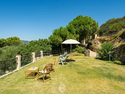 Paesaggio naturale nelle vicinanze della villa