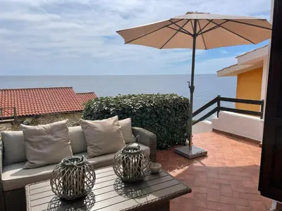 Vista generica sul mare o vista sul mare dall'interno della casa vacanze