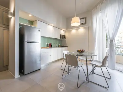 Cucina o angolo cottura di Sleek City Oasis