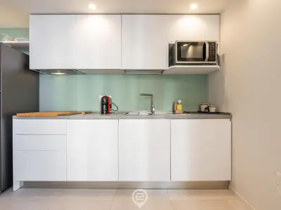 Cucina o angolo cottura di Sleek City Oasis