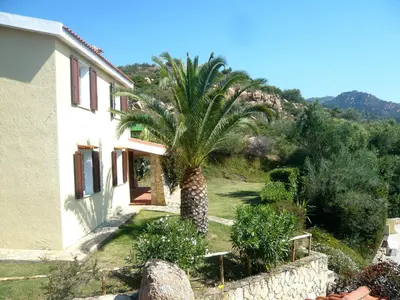 Vista generica sulle montagne o vista sulle montagne dall'interno della villa
