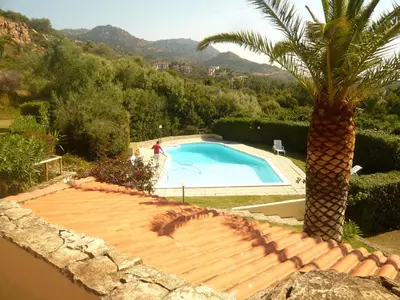 Vista generica sulle montagne o vista sulle montagne dall'interno della villa