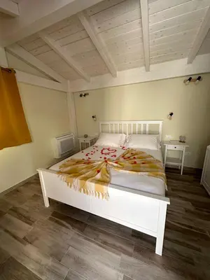 Letto o letti in una camera di Villa Blue Paradise Relax con piscina a pochi minuti da Cagliari e dal mare