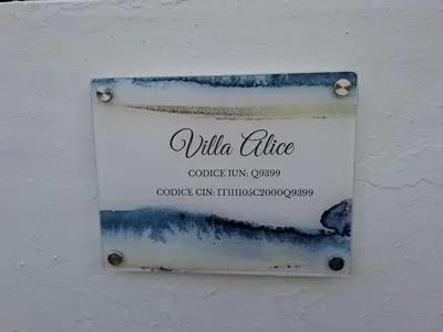 Certificato, attestato, insegna o altro documento esposto da Villa Alice - Villetta con giardino privato a pochi minuti dal mare - Villasimius