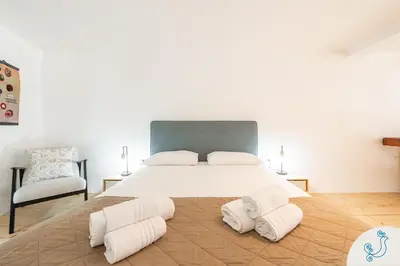 Letto o letti in una camera di San Diego - Bright and Colourful loft with Cathedral view