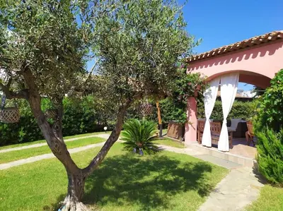 Giardino di VILLA MARIS HOLIDAYS - close to the Sea, beach 5 mins walk