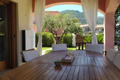 Vista generica sulle montagne o vista sulle montagne dall'interno della villa