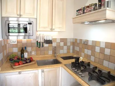 Cucina o angolo cottura di VILLA MARIS HOLIDAYS - close to the Sea, beach 5 mins walk