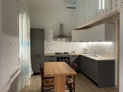 Cucina o angolo cottura di Casa con giardino vicino al mare