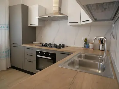 Cucina o angolo cottura di Casa con giardino vicino al mare