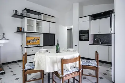 Cucina o angolo cottura di GuestHost - Quartu Sant'Elena Bright Flat with Balcony!