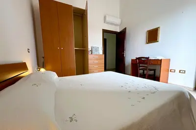 Letto o letti in una camera di Cabras casa vacanze a 2 piani