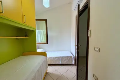 Letto o letti in una camera di Cabras casa vacanze a 2 piani