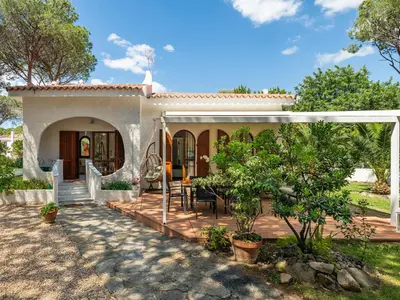 Giardino di Villa immersa nel verde a 150mt dal mare adiacente al Forte Village Resort