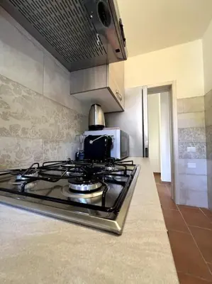 Cucina o angolo cottura di Villa immersa nel verde a 150mt dal mare adiacente al Forte Village Resort