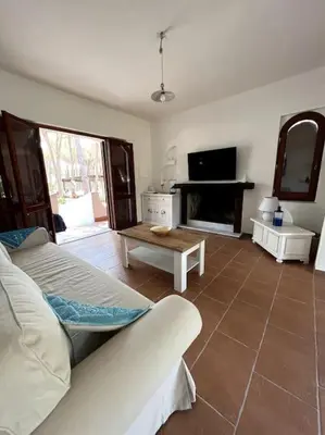TV o dispositivi per l'intrattenimento presso Villa immersa nel verde a 150mt dal mare adiacente al Forte Village Resort