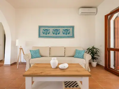 Area soggiorno di Villa immersa nel verde a 150mt dal mare adiacente al Forte Village Resort