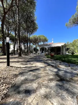 Giardino di Villa immersa nel verde a 150mt dal mare adiacente al Forte Village Resort