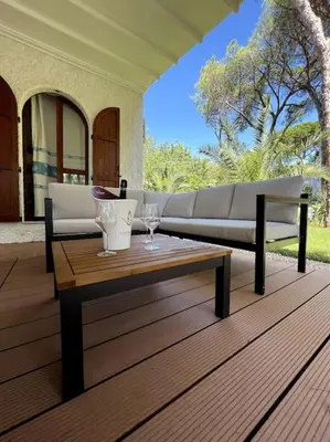 Area soggiorno di Villa immersa nel verde a 150mt dal mare adiacente al Forte Village Resort