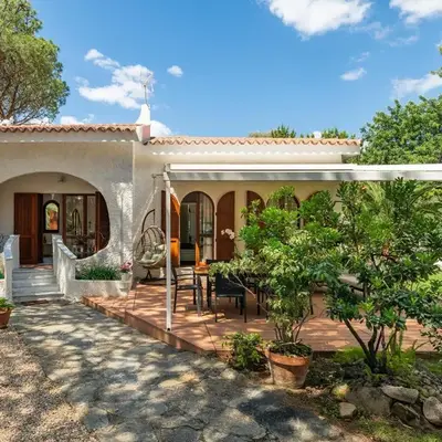 Villa immersa nel verde a 150mt dal mare adiacente al Forte Village Resort