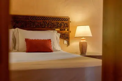 Letto o letti in una camera di Luna Bay Home Retreat con vista sulla baia di Porto Luna a 2 km da Villasimius